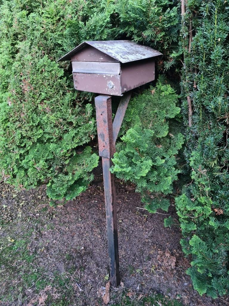 Oude vintage aluminium brievenbus op stevige ijzeren paal., Enlèvement, Utilisé, Aluminium, Sur pied