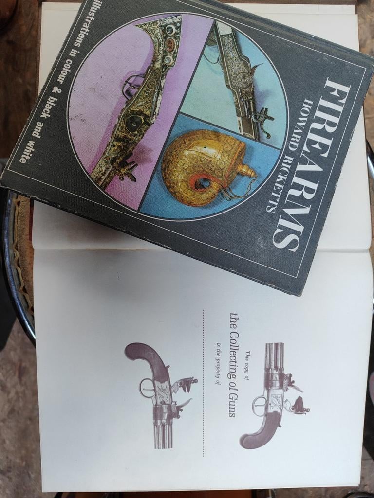 Vuurwapens boeken, Enlèvement ou Envoi, Comme neuf