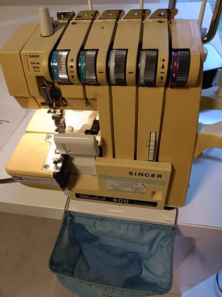 Overlock machine  Singer, Hobby en Vrije tijd, Naaimachines en Toebehoren, Ophalen, Gebruikt, Lockmachine, Singer