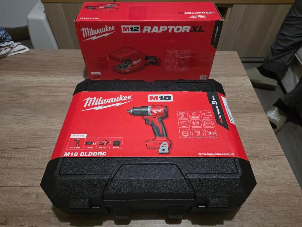 Milwaukee M18™ BLDDRC-502C / M12™ PCSS54 geseald, Bricolage & Construction, Outillage | Outillage à main, Enlèvement ou Envoi