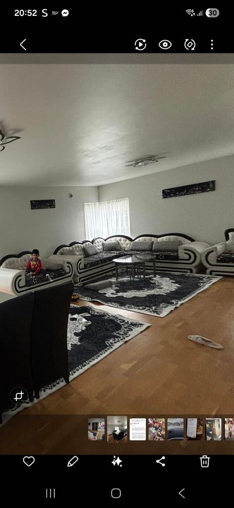 Canapé entier, tapis et table avec chaises à vendre.