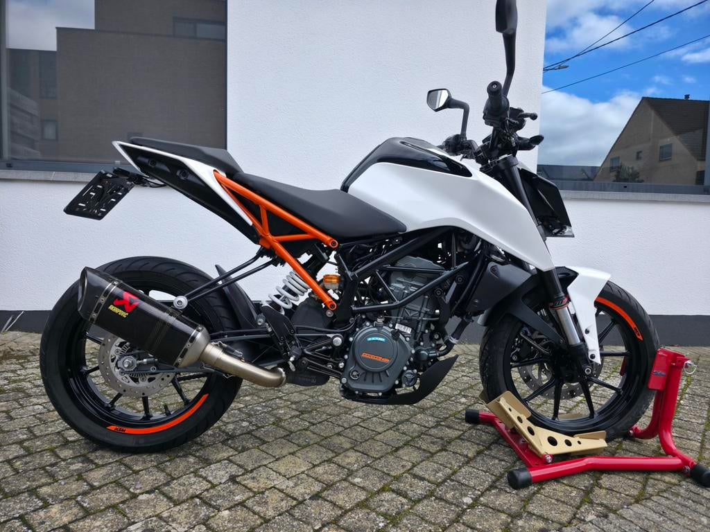 KTM Duke 125 - Akrapovic - 9700Km - Topconditie*, Motos, Motos | KTM, Entreprise, 1 cylindre, 125 cm³, Jusqu'à 11 kW