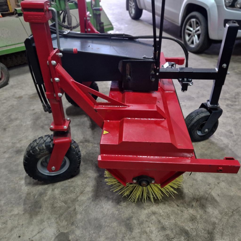 Veegwagen.  Rolbezem. Veegmachine. Borstel, Ophalen, Gebruikt