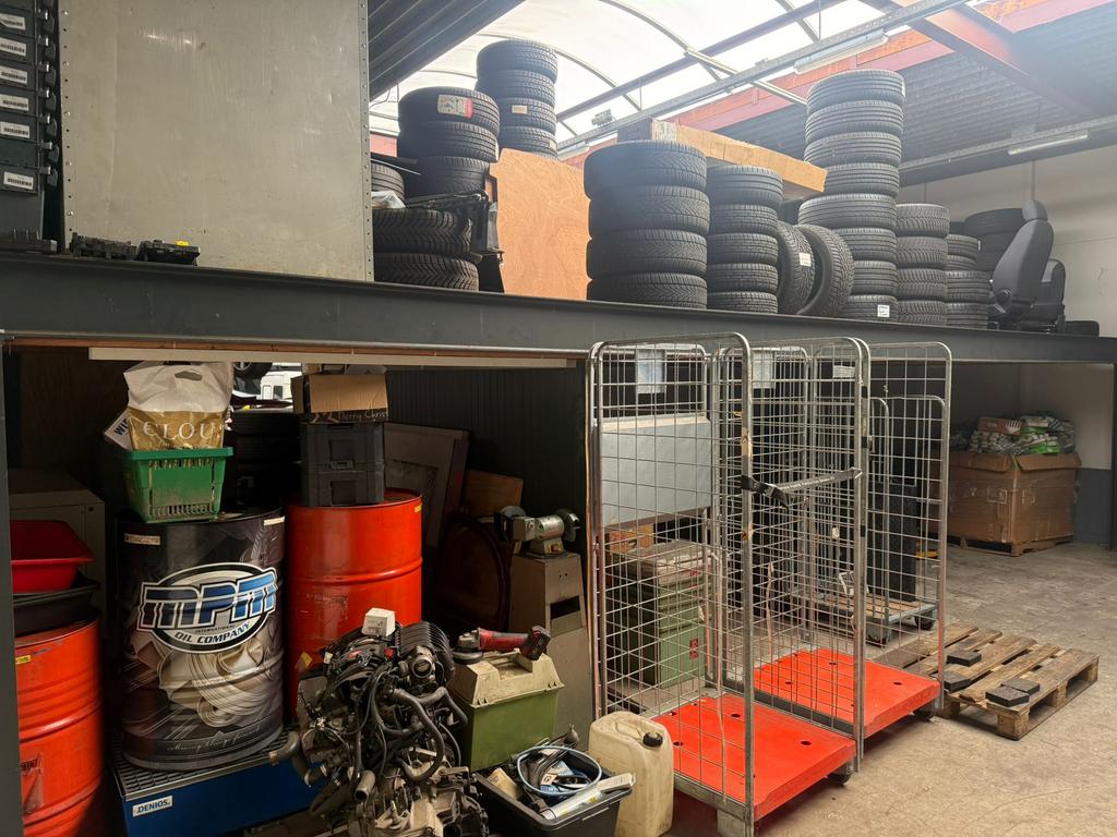 Grote verdiepingsvloer met railing en trap., Ophalen