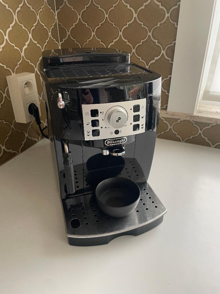 Delonghi Magnifica S, Electroménager, Réservoir d'eau amovible, Café en grains, 2 à 4 tasses, Comme neuf