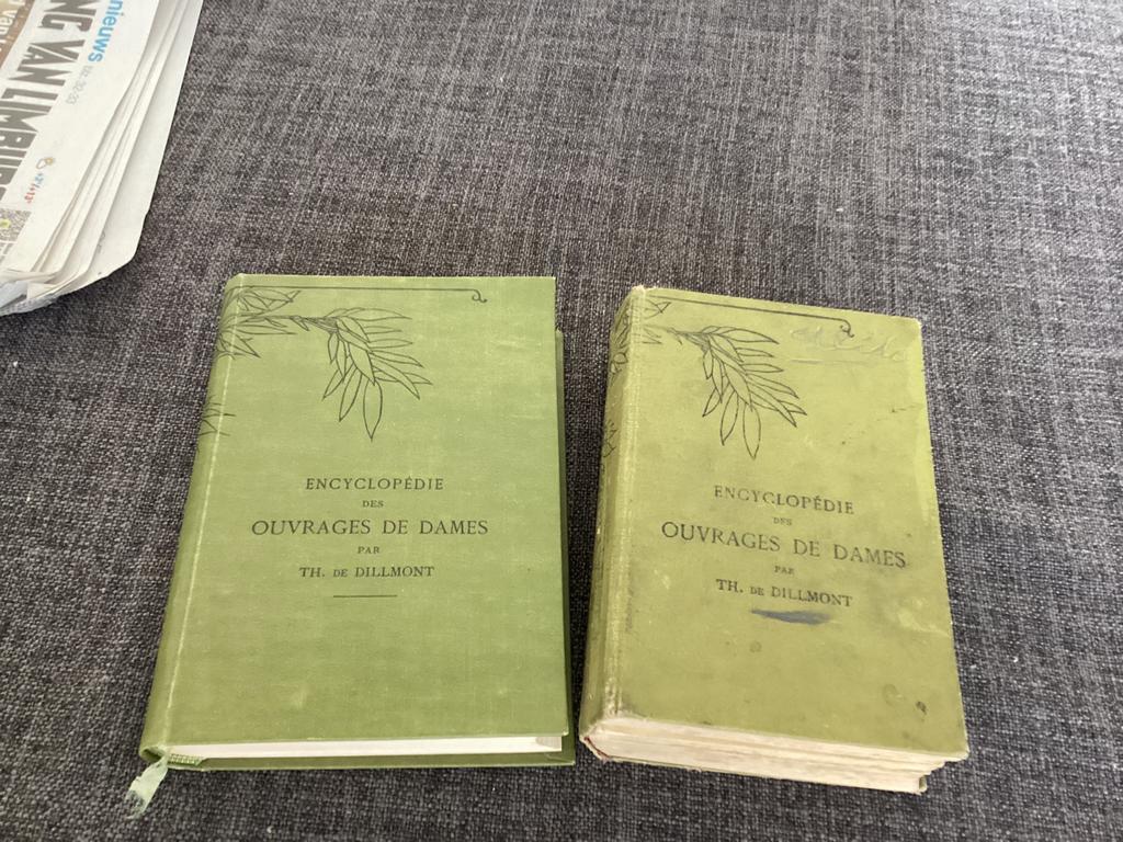 2 x Encyclopedie des ouvrage de dames. DMC.  1951 en 1921, Ophalen, Gebruikt