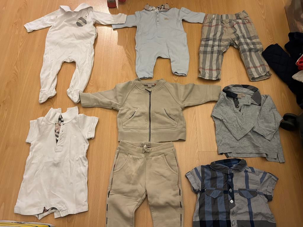 Divers vetemenhs bébé burberry 6-9 mois, Enlèvement ou Envoi, Comme neuf