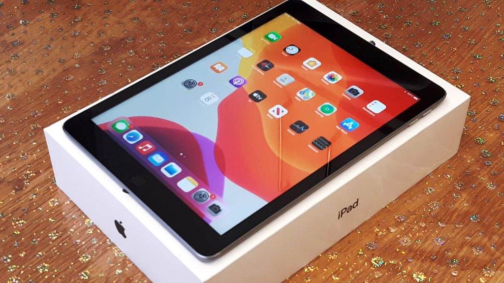 Ipad 9th Generation - Incl Doos en Accessoires, Computers en Software, Apple iPads, Apple iPad, Zo goed als nieuw, 64 GB, Wi-Fi