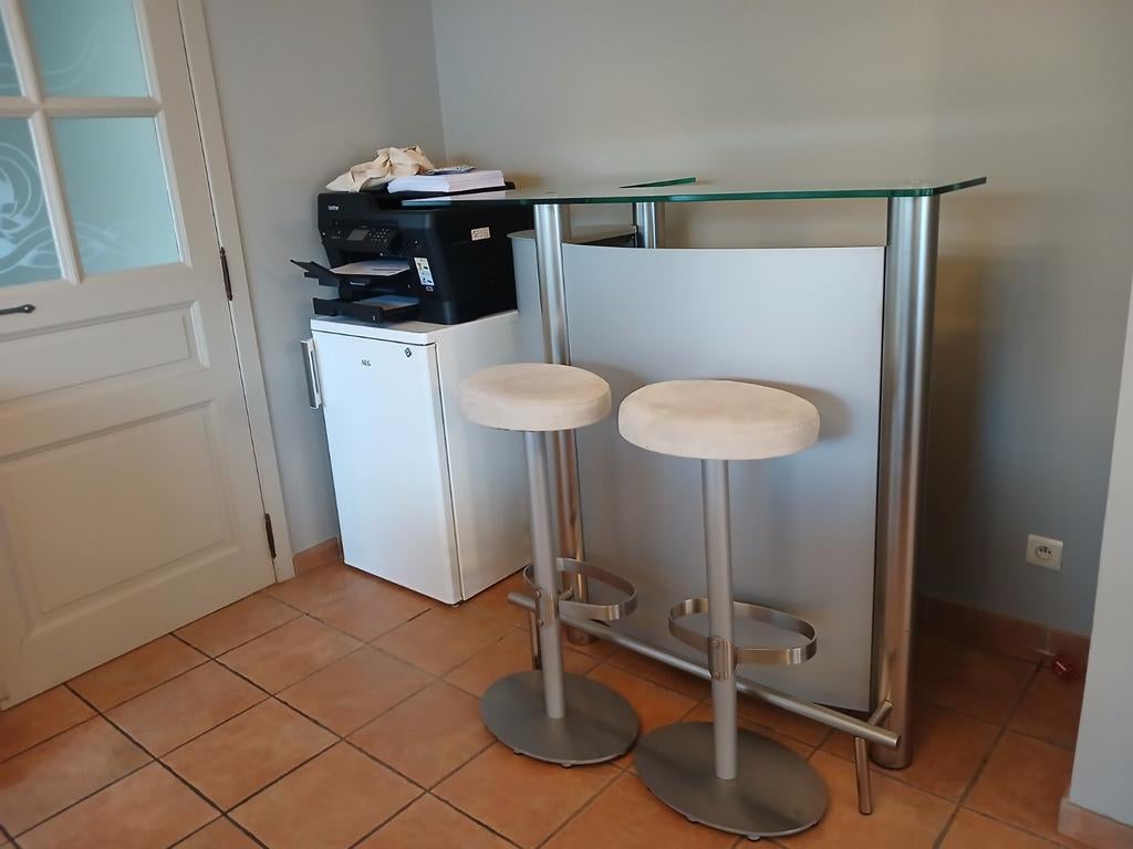 Bar avec plateau en verre, structure métal + 2 tabourets, Enlèvement