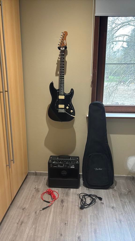 Guitare noire + amplificateur (cable) + housse + câble jack, Muziek en Instrumenten, Versterkers | Bas en Gitaar, Ophalen, Zo goed als nieuw