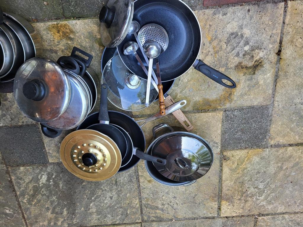 Diverse kookpotten en bakpannen, Enlèvement