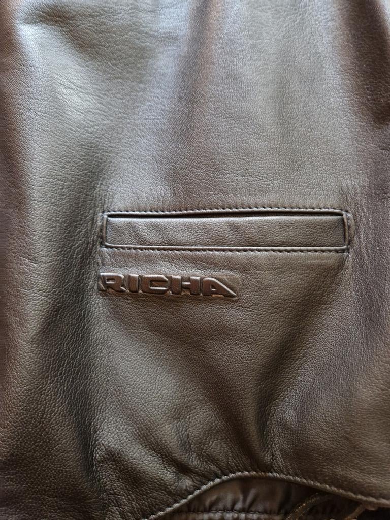 Zwarte lederen heren gilet, Ophalen