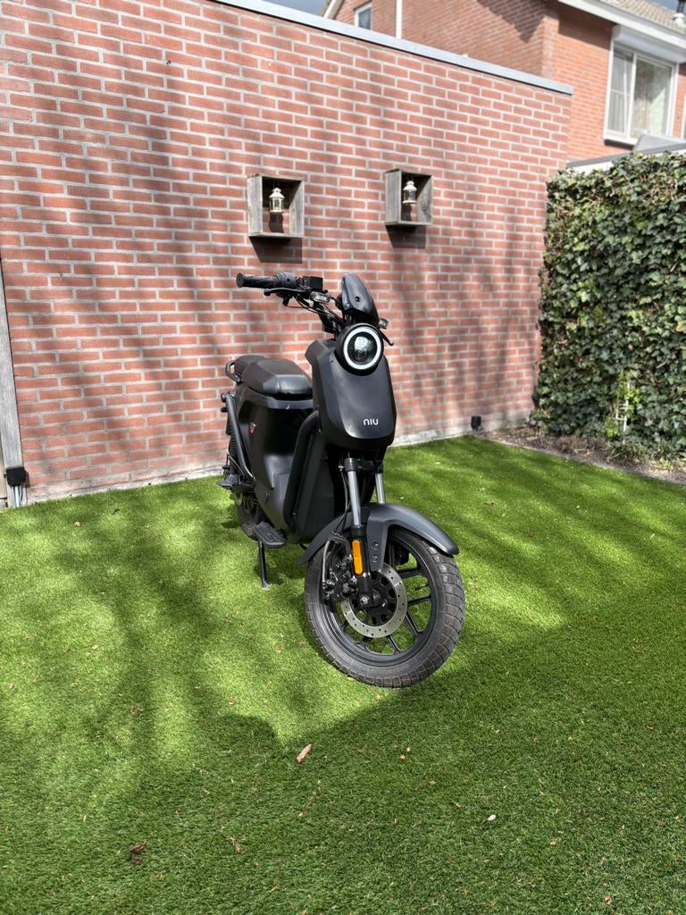 Niu elektrische scooter, Fietsen en Brommers, Ophalen of Verzenden, Zo goed als nieuw