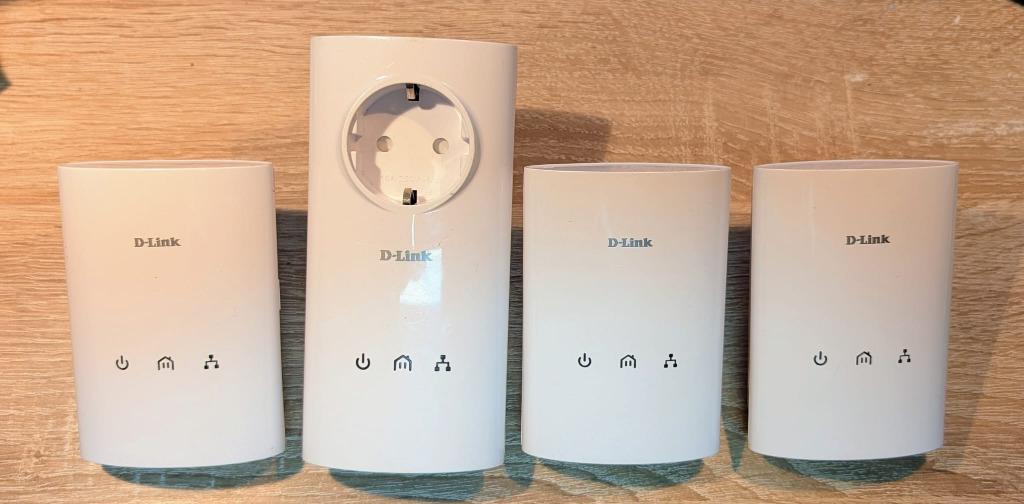 4 adaptateurs PowerLine D-Link DHP-P306AV 1 avec prise + 3, Informatique & Logiciels, Routeurs & Modems, Comme neuf, Enlèvement ou Envoi