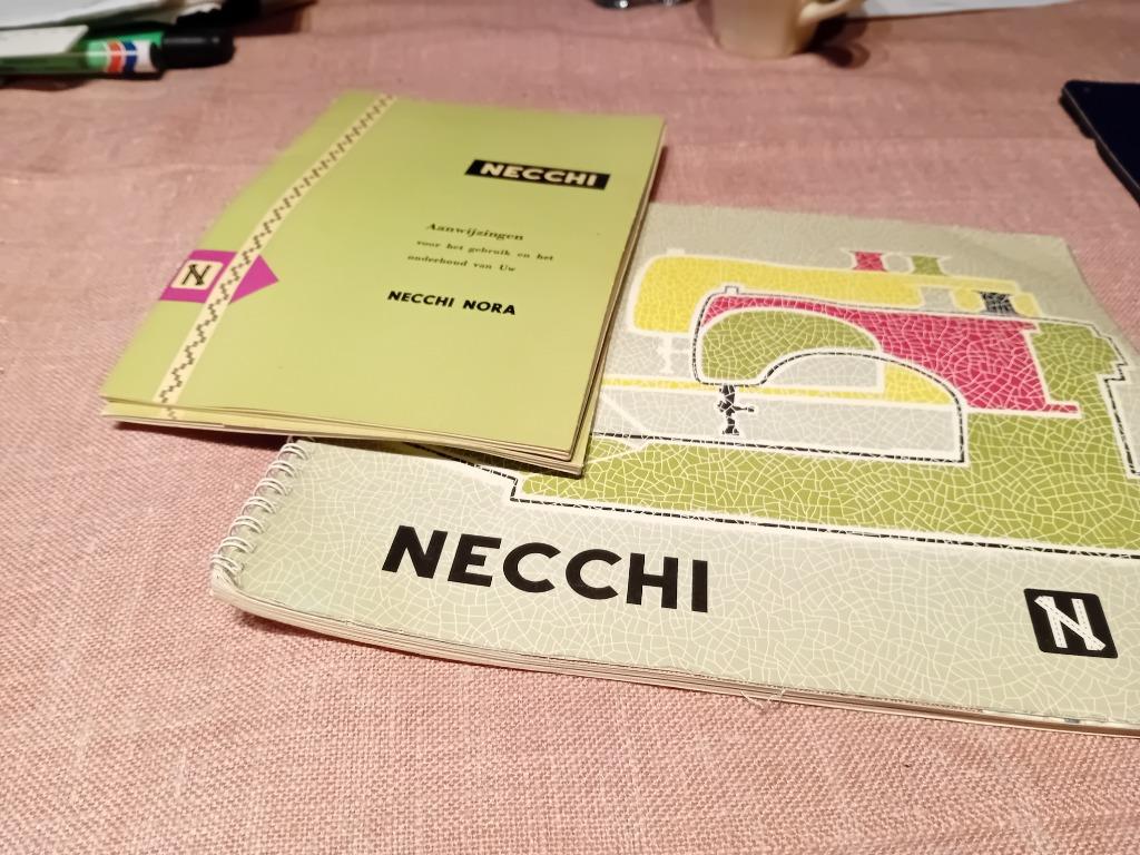 hobby electrische naaimachine in meubel, Ophalen, Gelezen, Borduren en Naaien