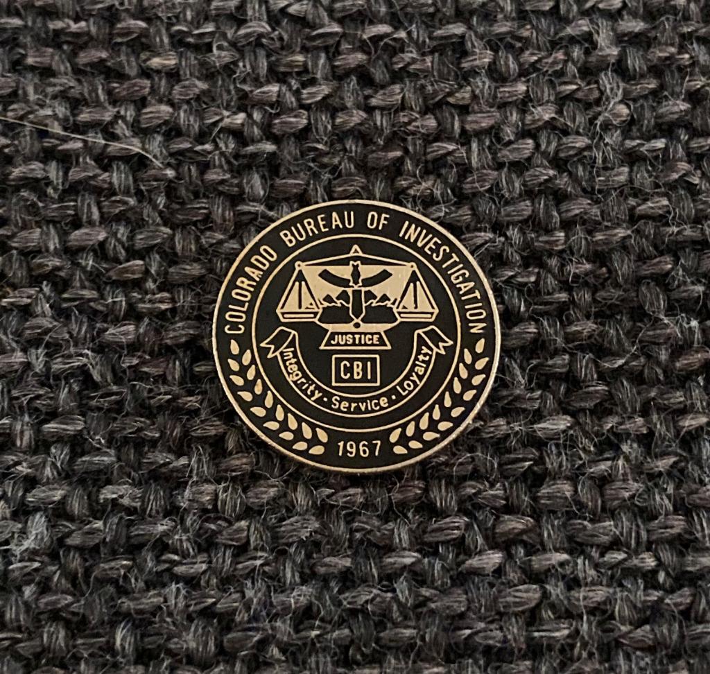 PIN - COLORADO BUREAU OF INVESTIGATION - JUSTICE, Envoi, Utilisé, Autres sujets/thèmes, Insigne ou Pin's