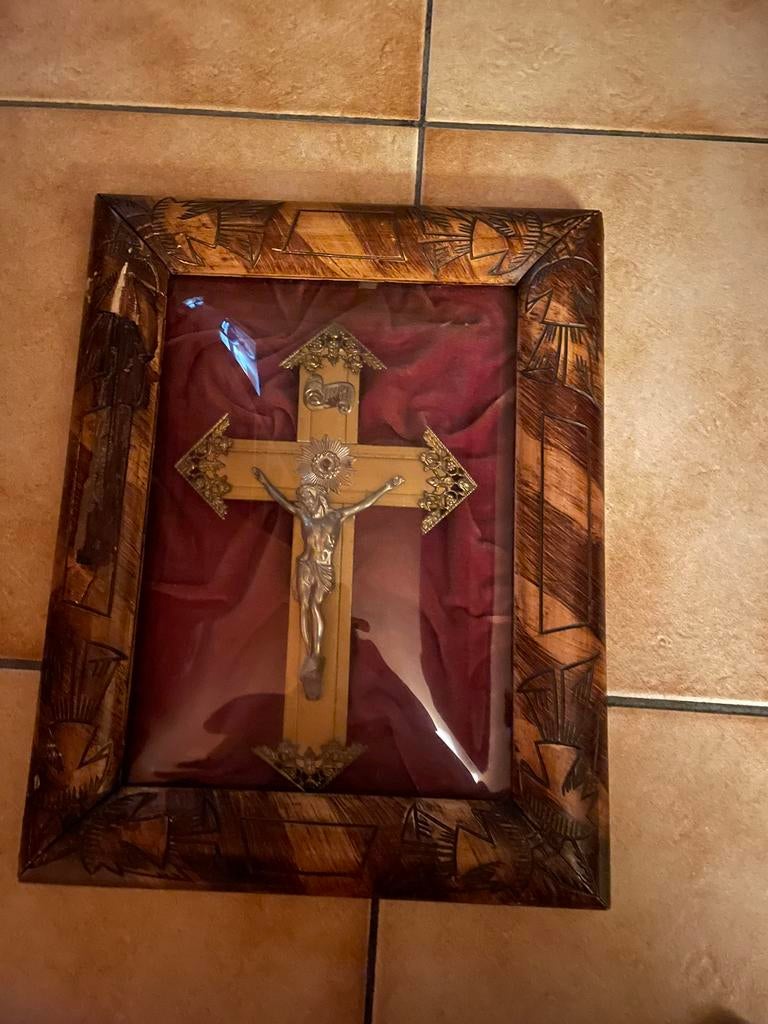 Goudkleurig Kruisbeeld in houten kader, Antiek en Kunst, Antiek | Religieuze voorwerpen, Ophalen of Verzenden