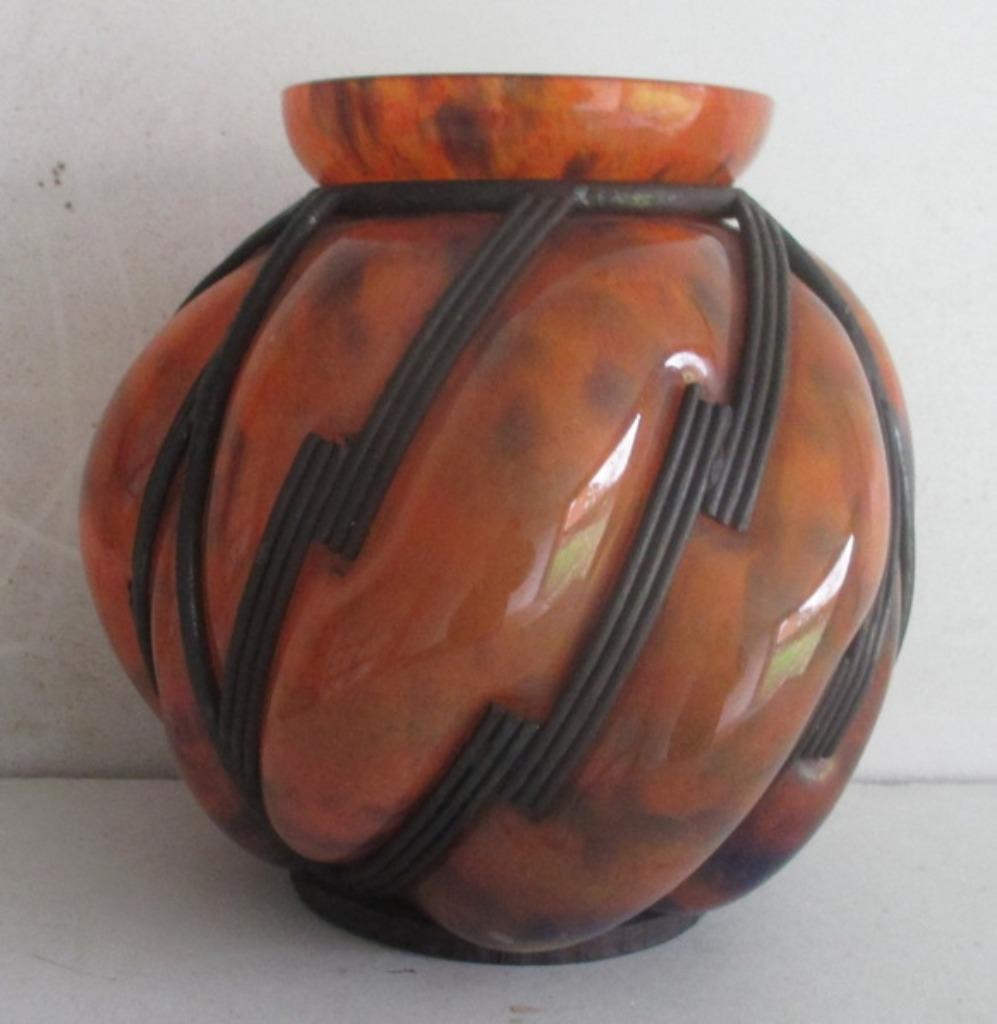 Vase art déco Daum Lorrain dans un cadre en fer forgé, Antiquités & Art, Envoi