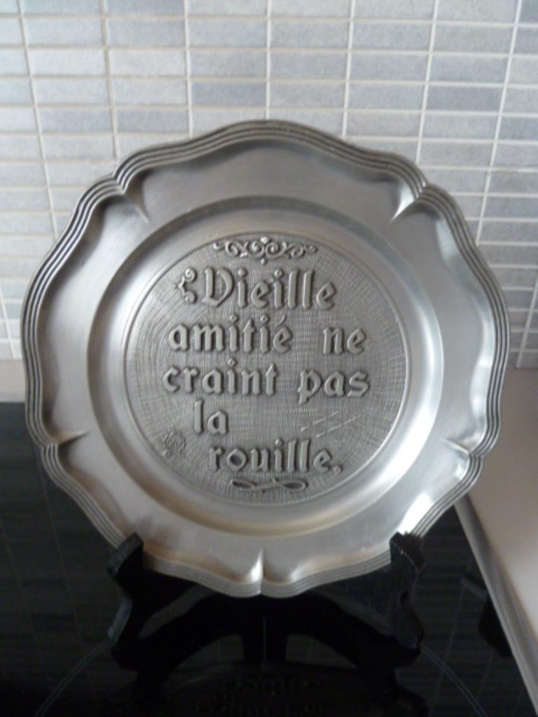 92% tinnen bord van 21 cm op een zwarte houten standaard, Antiek en Kunst, Ophalen of Verzenden