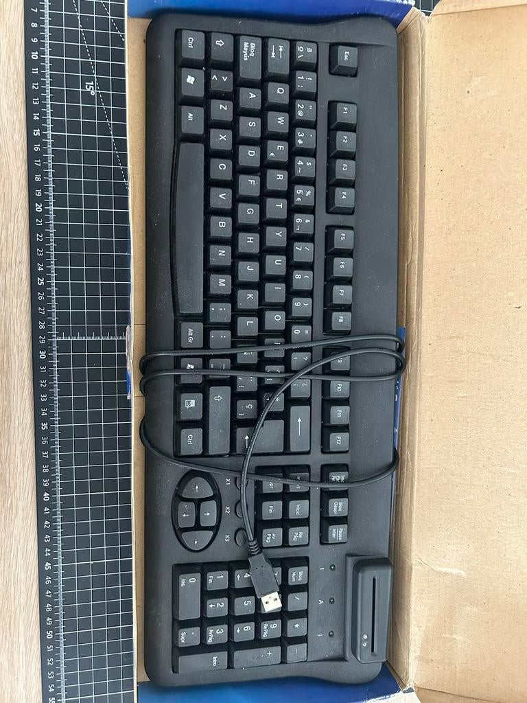 Clavier avec lecteur de carte d’identite integrer, Informatique & Logiciels, Enlèvement, Comme neuf