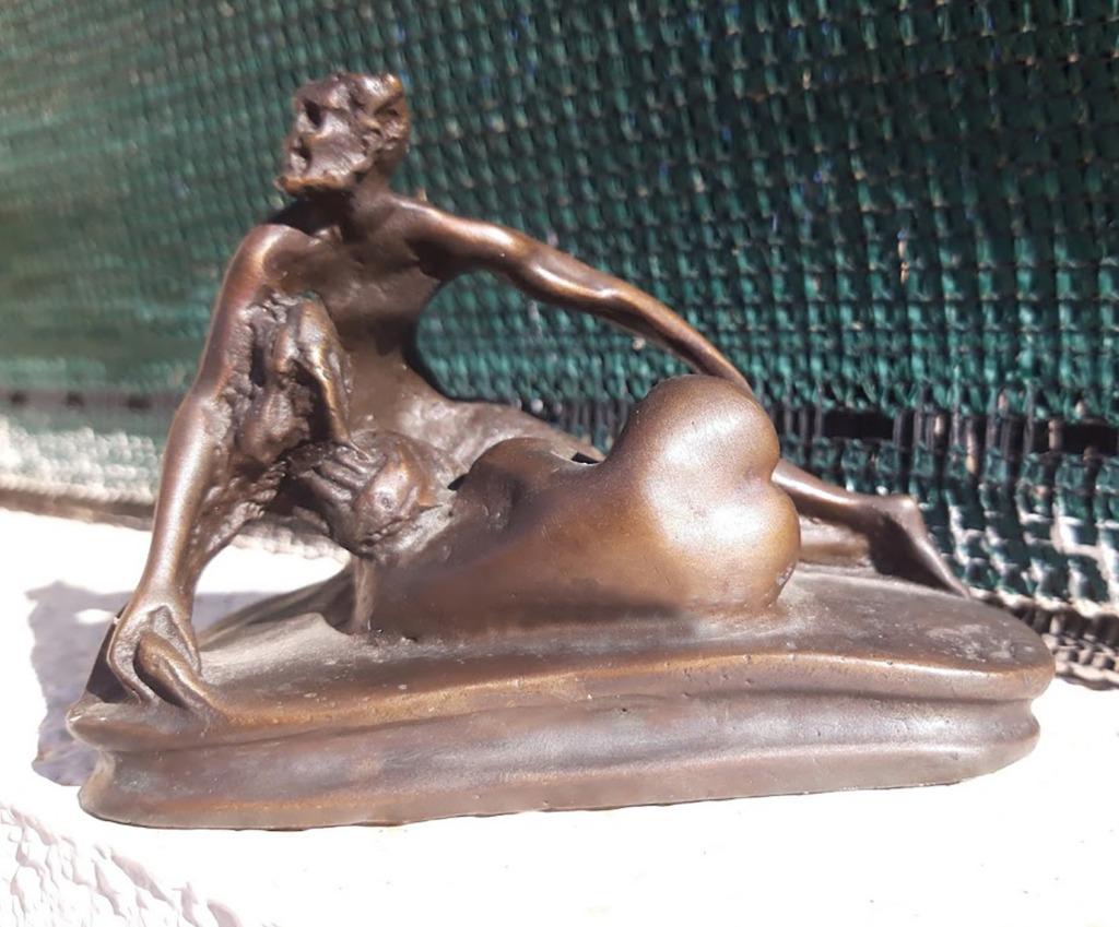 Bronzen beeldje 'Sater en naakte vrouw' - getekend P.F., Antiquités & Art, Art | Sculptures & Bois, Envoi