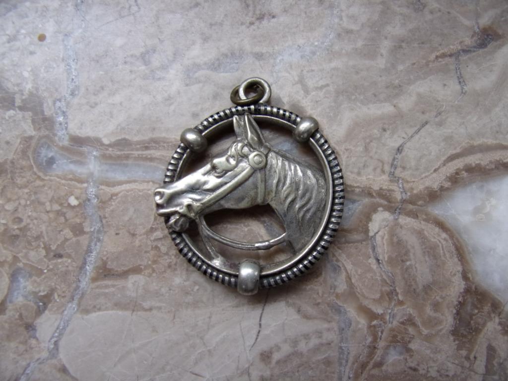 Pendentifs ,boutons de manchette sur le theme du CHEVAL, Enlèvement ou Envoi, Utilisé, Autres matériaux, Argenté