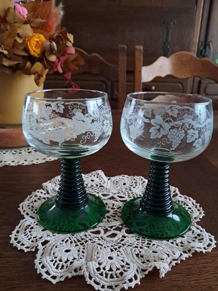 8 Verres à vin d'Alsace pieds verts, Collections, Vins, Enlèvement ou Envoi, Pleine, Comme neuf, Vin blanc