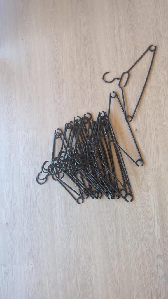 28 zwarte kledinghangers - 15€, Kleding | Dames, Kledinghangers, Verzenden, Zo goed als nieuw, Kunststof, Volwassenen
