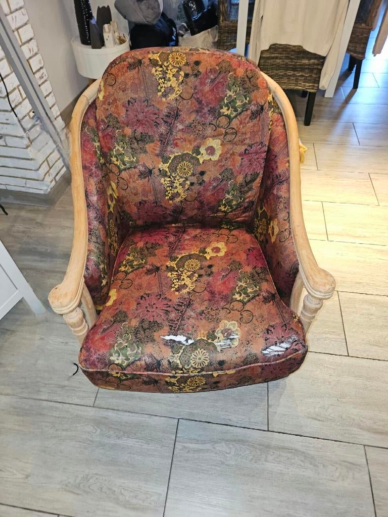 Fauteuil à rénover  (la  housse c'est juste pour le protégé)