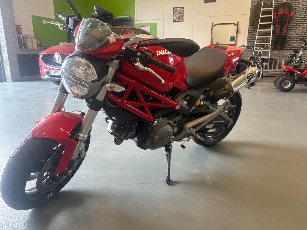 Ducati Monster 696 (2011) - 7.956km, 696 cm³, Plus de 35 kW, Échappement sport, 2 cylindres
