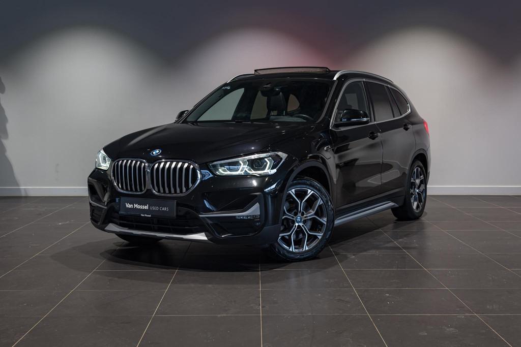 BMW X1 xDrive25e | LED | X-Line | Camera | Pano dak |, Auto's, Stof, Gebruikt, 750 kg, 1820 kg