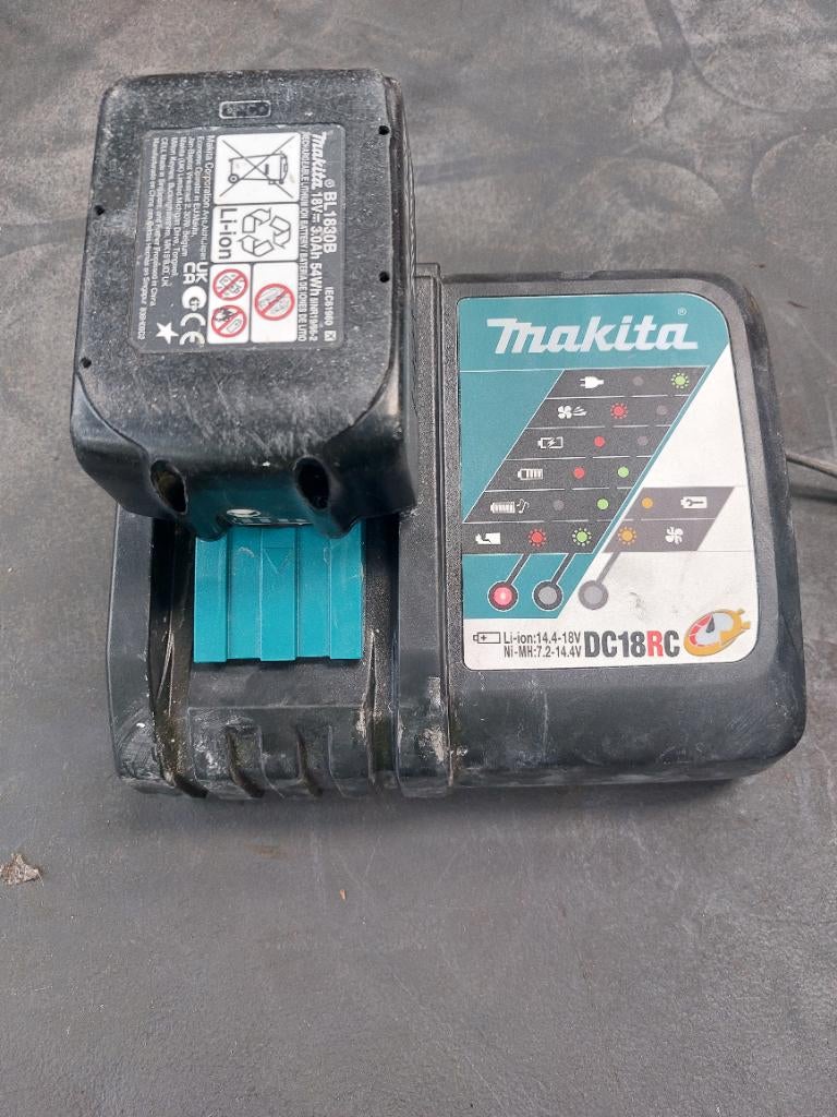 Chargeur Makita 18v plus deux batteries 3Ah, Enlèvement, Utilisé