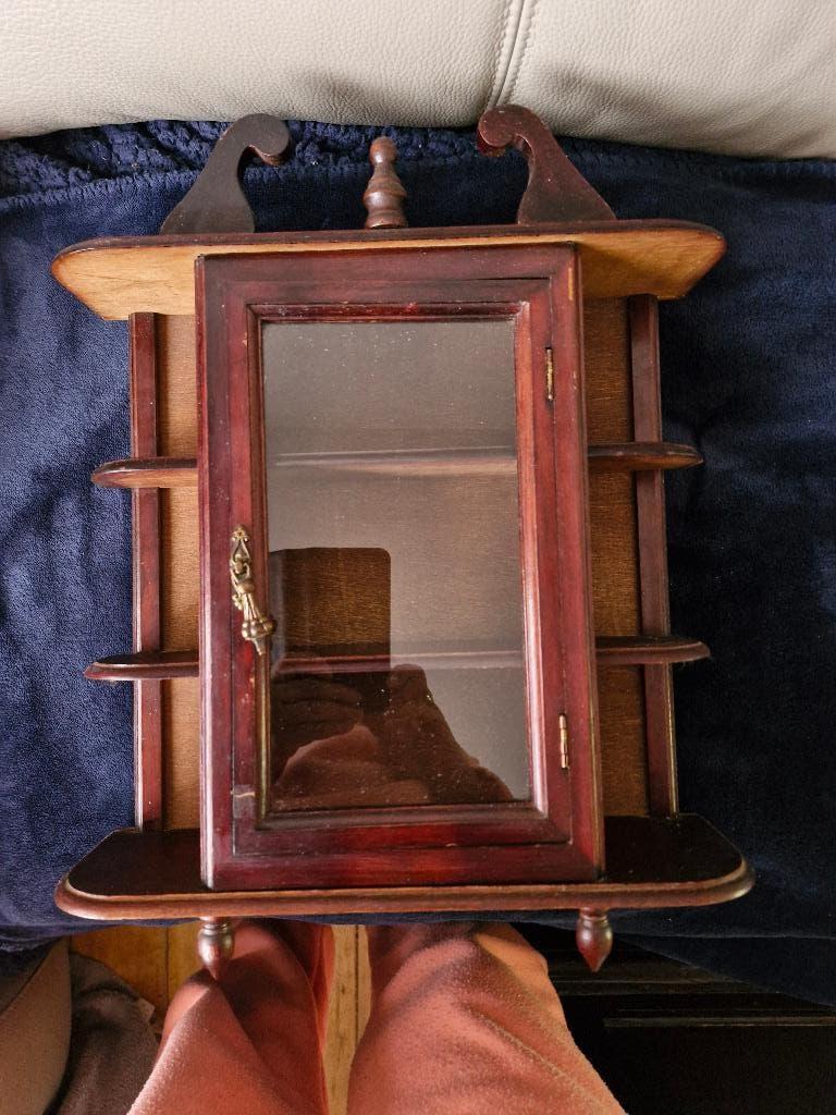 Vintage houten klein vitrine hang kastje, Antiek en Kunst, Ophalen