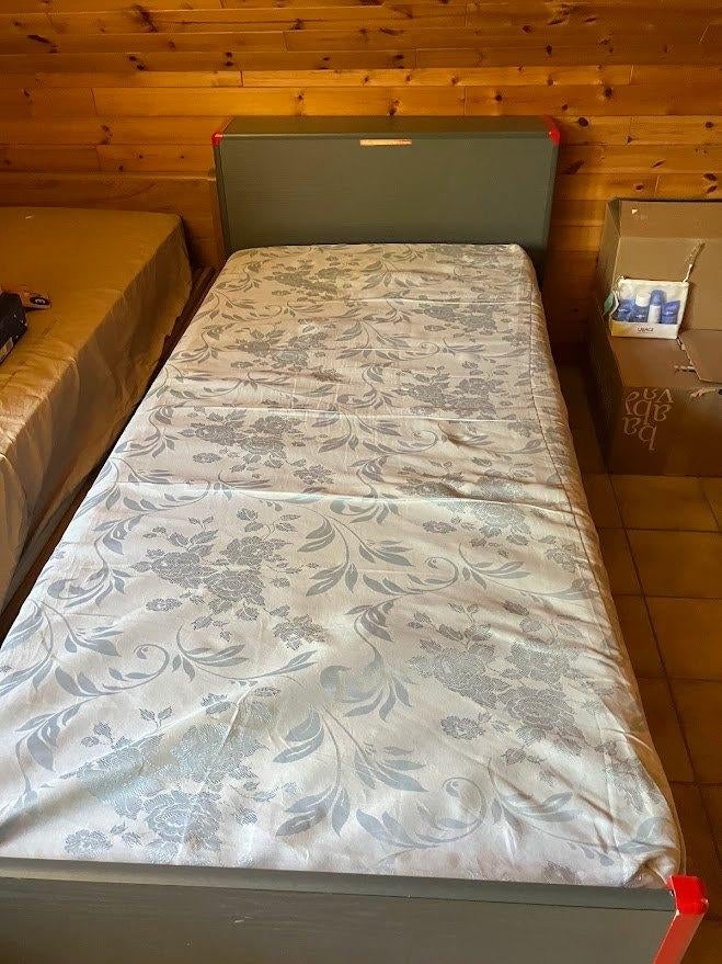 Eenpersoons slaapkamer, Enlèvement, Utilisé, Une personne, Jaren '90 / grijs met rood accent