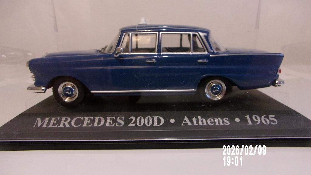 MERCEDES 200D TAXI ATHENES 65.IXO 1/43 EXC.ETAT en VITRINE., Hobby & Loisirs créatifs, Voitures miniatures | 1:43, Utilisé, Voiture