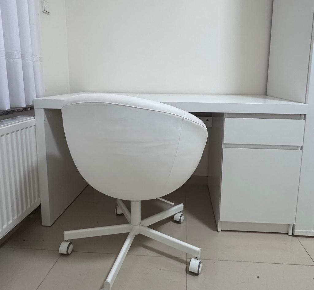 Bureau tafel met stoel, Ophalen, Met wielen, Zo goed als nieuw