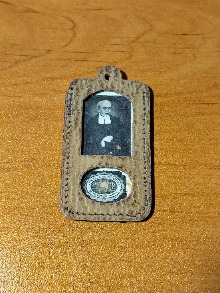 Vintage medaille en kledingstuk van broeder Mutien-Marie, Antiek en Kunst, Antiek | Religieuze voorwerpen, Ophalen