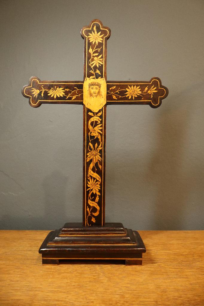 Croix religieuse de table en bois décoré, Antiquités & Art, Antiquités | Objets religieux, Enlèvement ou Envoi