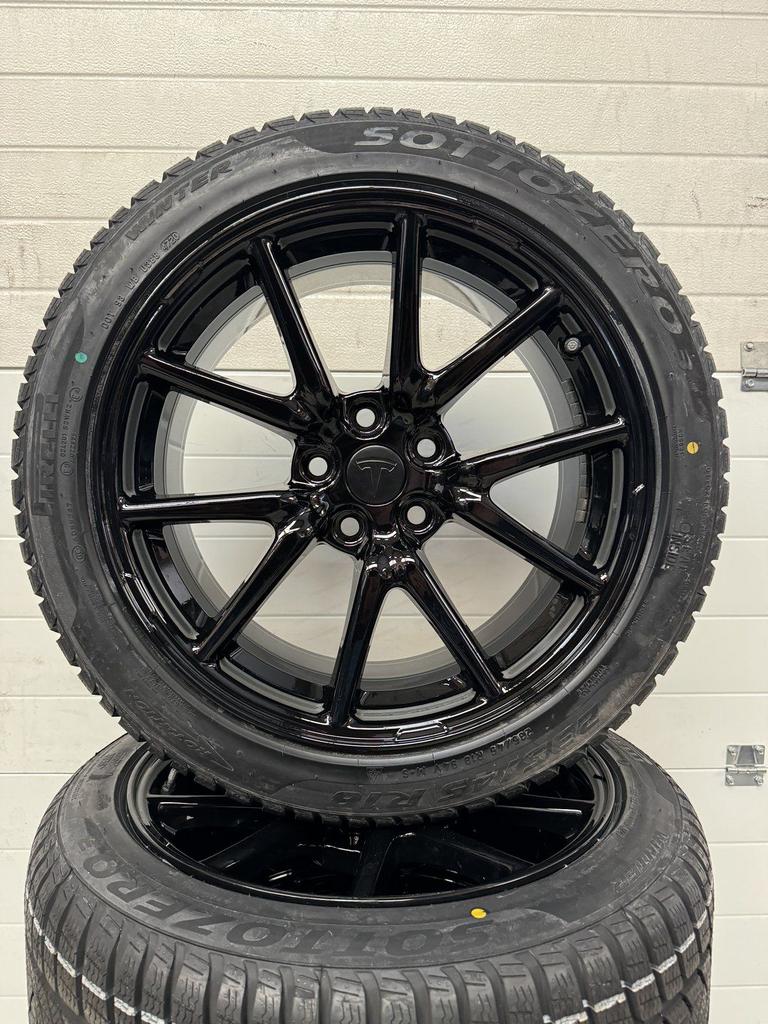 NIEUWE SET 18’’ TESLA MODEL 3 VELGEN WINTERBANDEN ORIG TPMS, Auto-onderdelen, 18 inch, -, -, Banden en Velgen