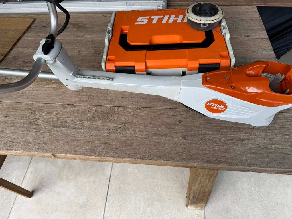 Débroussailleuse  Stihl FSA 135 + boîtier d'alimentation, Enlèvement, Comme neuf, 10 à 30 cm, Batterie