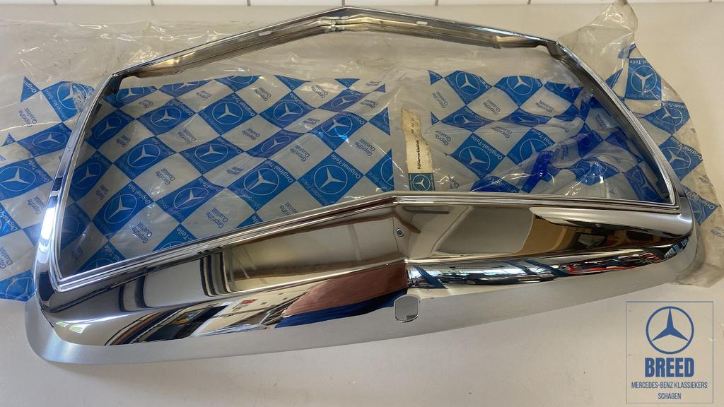 NOS grillebehuizing voor Mercedes-Benz W114 W115 /8 1e serie, -, Nieuw, Ophalen of Verzenden, -