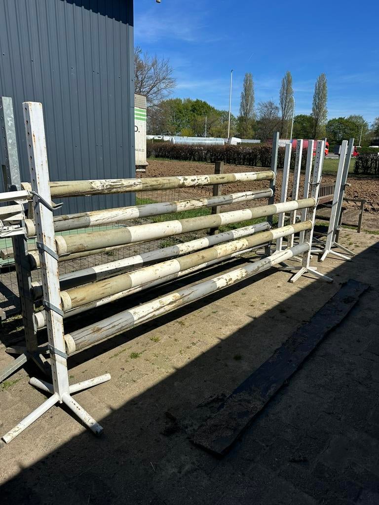 “Springmateriaal Paard – 8 Balken (3m) + 10 Staanders”, Animaux & Accessoires, Box & Pâturages, Accessoires, 4 chevaux ou poneys ou plus