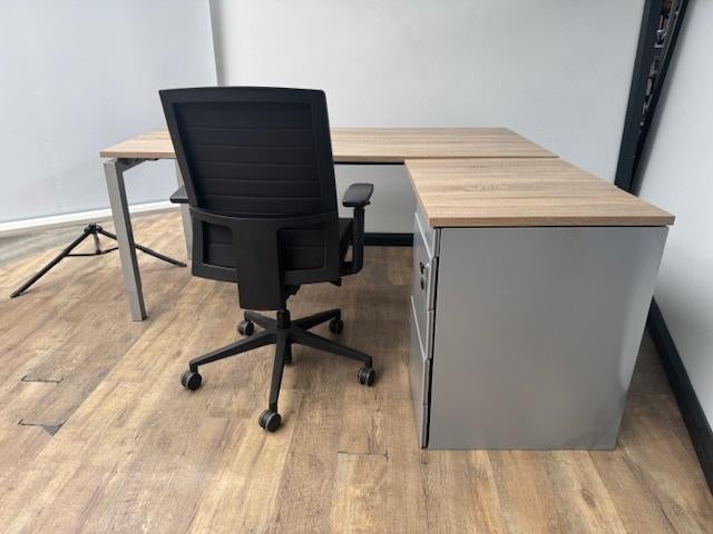 Q-line hoekbureau + standcontainer aluminium, Ophalen