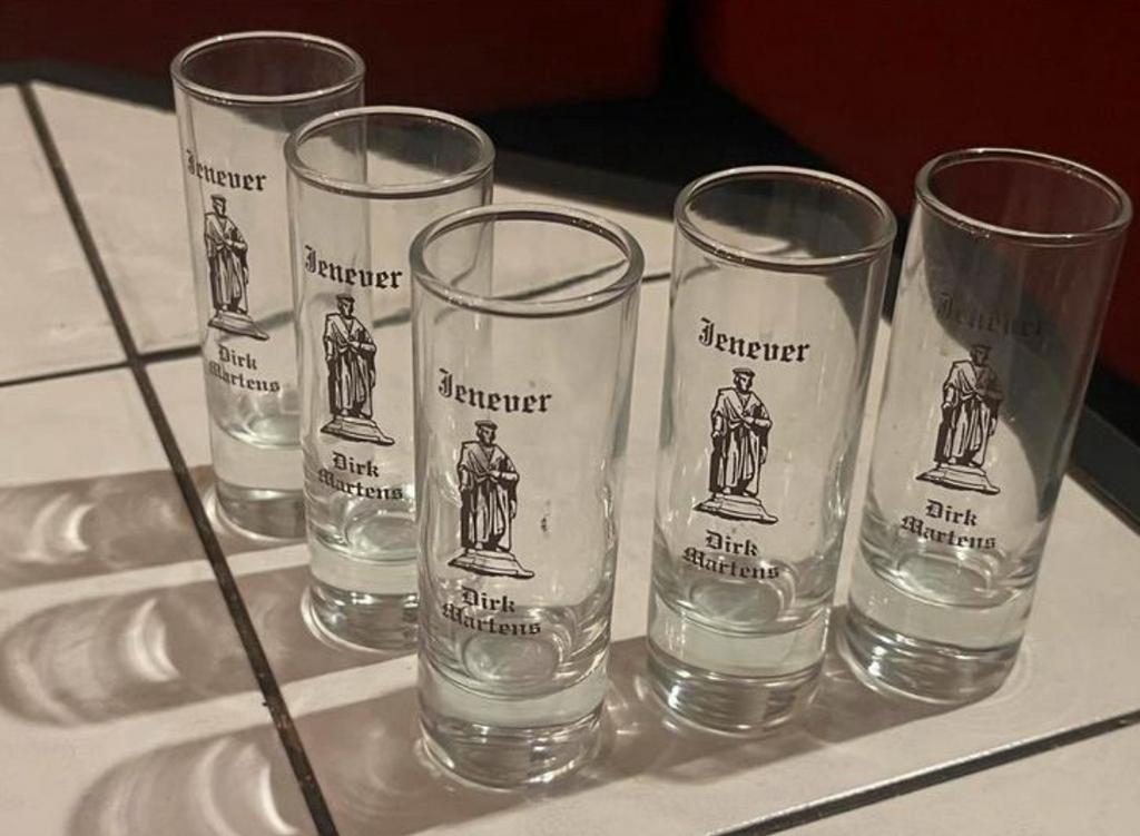 5x glaasjes jenever Dirk Martens Aalst, Verzamelen, Glas en Drinkglazen, Ophalen of Verzenden, Zo goed als nieuw