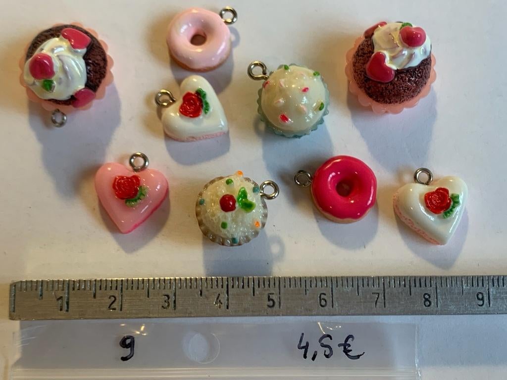 9 bedeltjes in snoepjesvorm, Enlèvement ou Envoi, Neuf, Bracelet à breloques