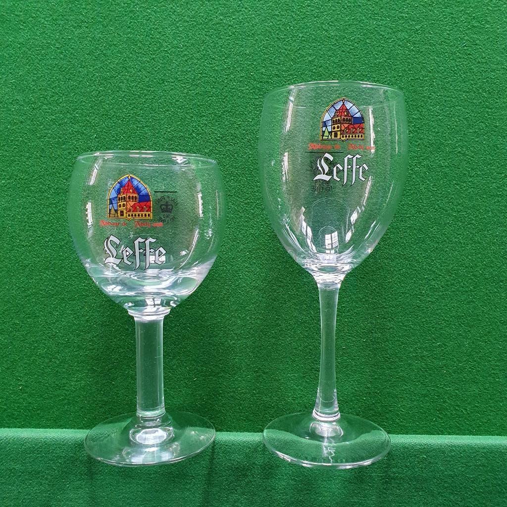 2 Engelse glazen half pint, Verzamelen, Biermerken, Ophalen of Verzenden, Zo goed als nieuw, Glas of Glazen, Leffe