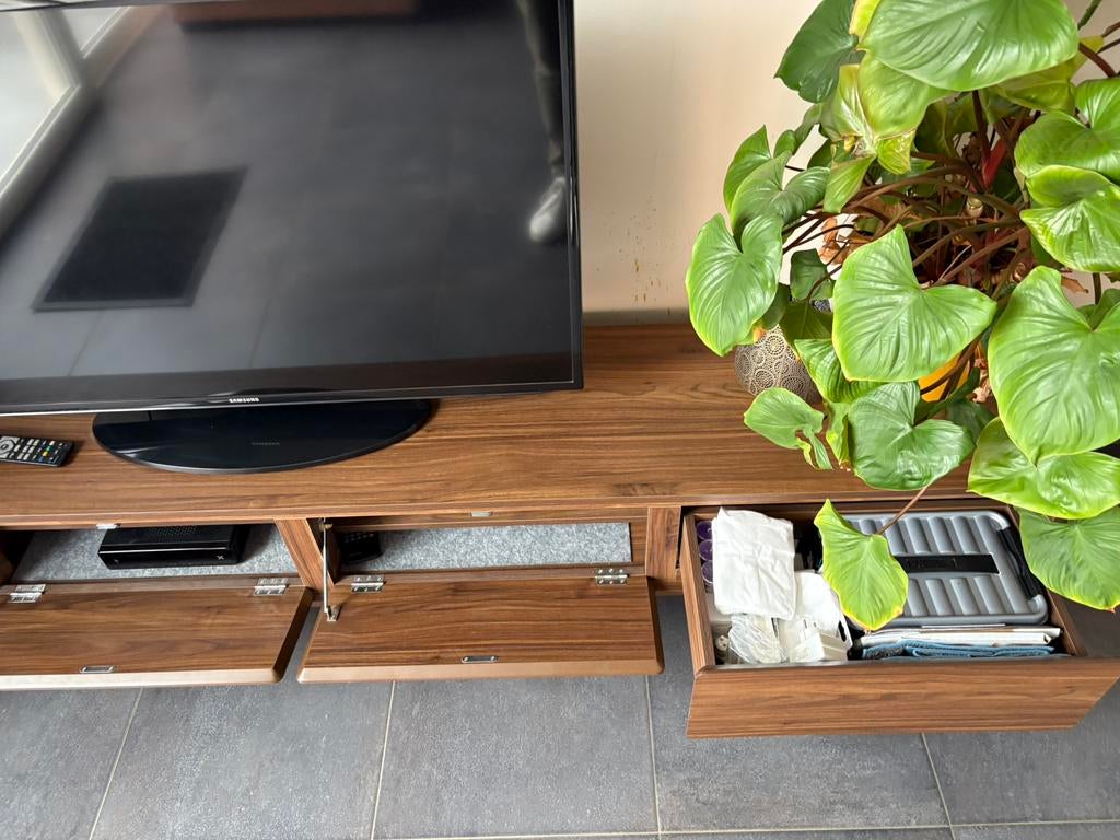 Tv meubel  merk Juntoo, Ophalen, Zo goed als nieuw