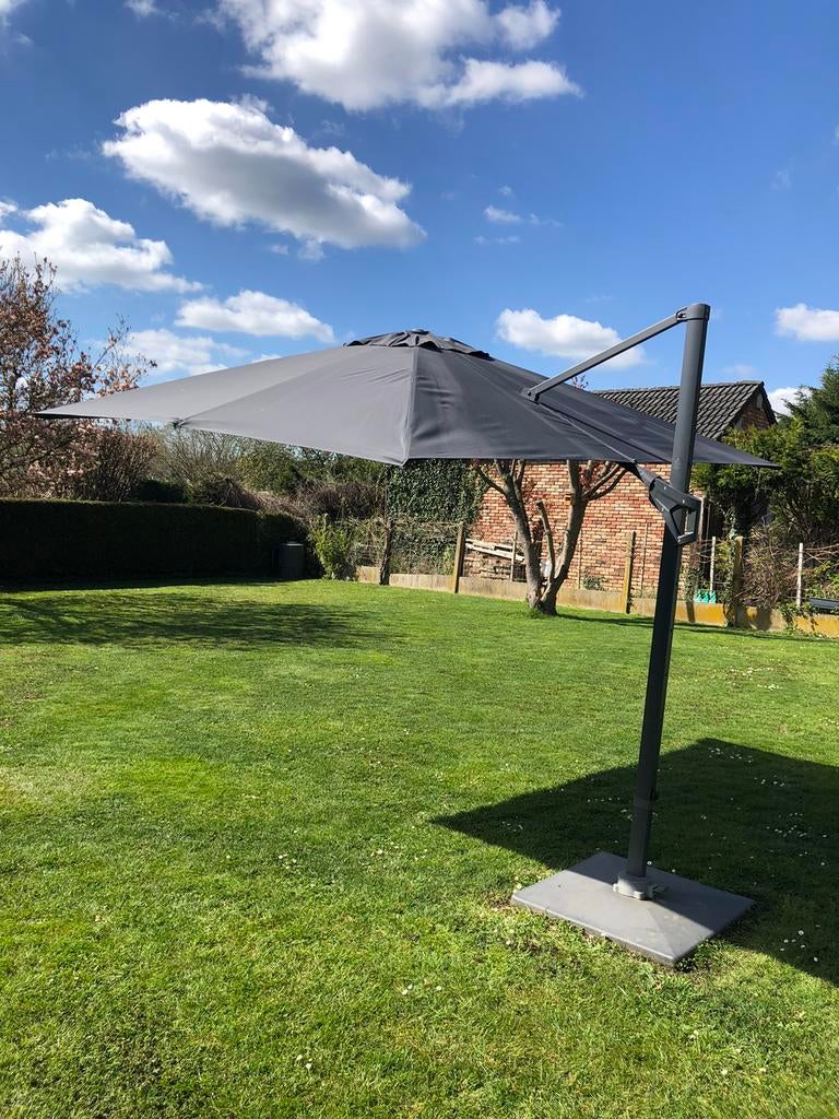 Parasol deporte 3m3.5 avec housse et pied prix 300€, 3 à 4 mètres, Comme neuf, Enlèvement, Parasol sur pied