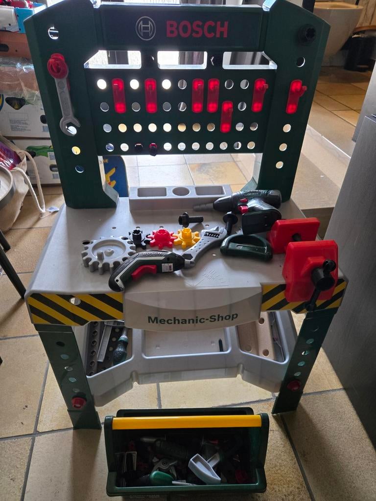 ️ Établi Bosch pour enfants — complet avec accessoires, Enfants & Bébés, Jouets | Tables de jeux, Enlèvement