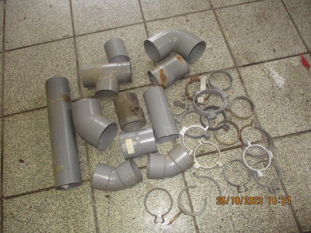 Partij koppelstukken en beugels voor afvoer, Doe-het-zelf en Bouw, Buizen en Afvoer, Ophalen of Verzenden, Gebruikt, PVC, Afvoer